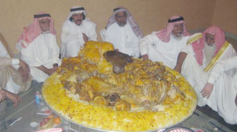 مقایسه سفره شیوخ نفتی با آنچه یمنی‌ها می‌خورند! 