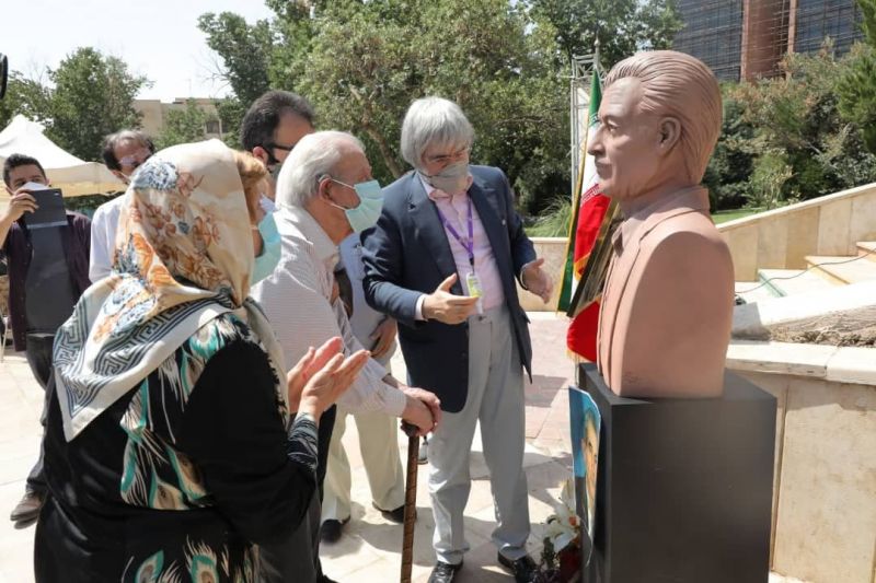 سردیس استاد قنبری مهر در بوستان شقایق مهر رونمایی شد