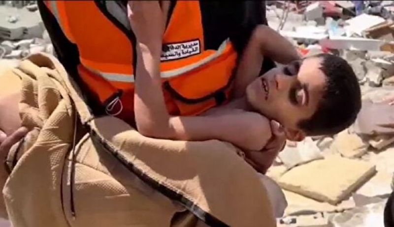 زنده خارج شدن یک پسربچه فلسطینی از زیر آوار پس از ۹ روز 