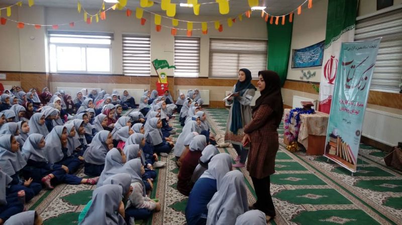 زنگ کتاب در مدرسه ابتدایی حضرت زینب (س) محله ورد آورد به صدا در آمد 