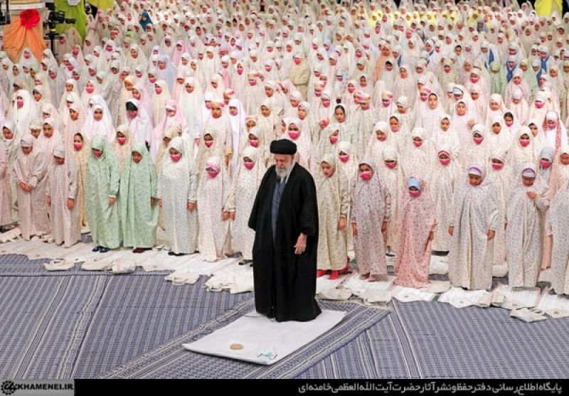 رهبر انقلاب: نوگلان عزیز با خدا دوست باشید و کاری کنید جزو زنان بزرگ کشور شوید