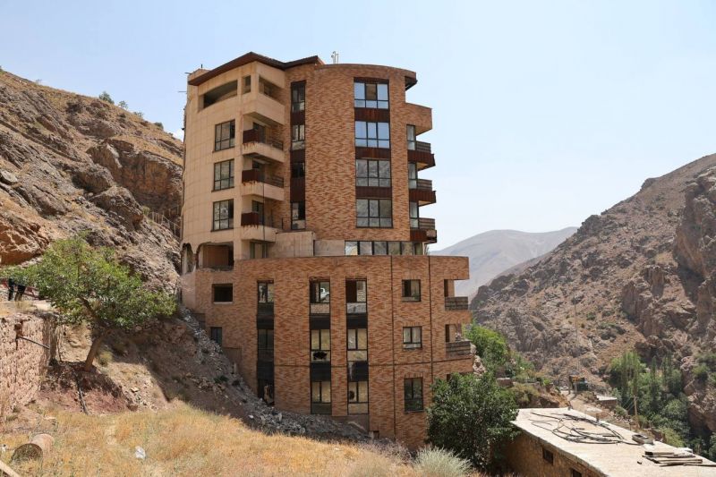 آغاز تخریب ساختمان ۱۰ طبقه غیرمجاز در پلاک ۲۰ میگون با حکم قاطع دستگاه قضایی