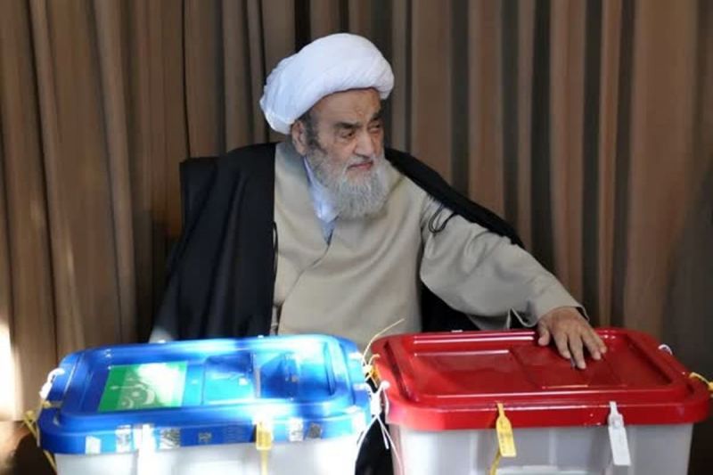 آیت الله مظاهری رای خود را به صندوق انداخت 