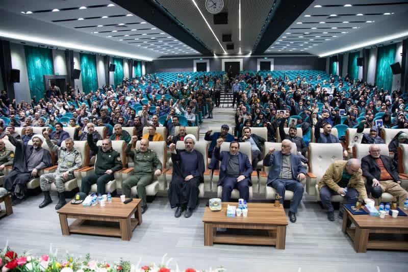 امضای میثاق نامه حمایت از آرمان&zwnj;های انقلاب از سوی ۱۵۰ هنرمند در جشنواره ملی فانوس
