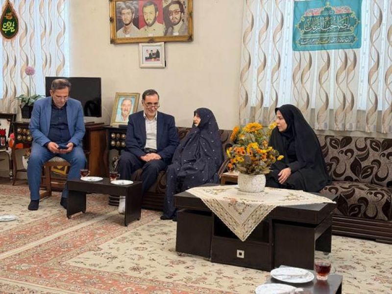 دیدار معاون رئیس جمهور و رئیس بنیاد شهید با خانواده شهیدان دباغزاده / تاکید بر روایتگری منش شهدا برای نسلهای آینده