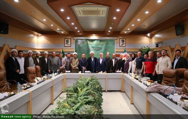 "راه برونرفت از چالش جدی انسان معاصر را حاضر کردن قرآن در صحنه تولید دانشهای گوناگون میدانیم"